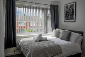 Stylish 4 Bed Apartment- Private Garden & Sleeps 8
